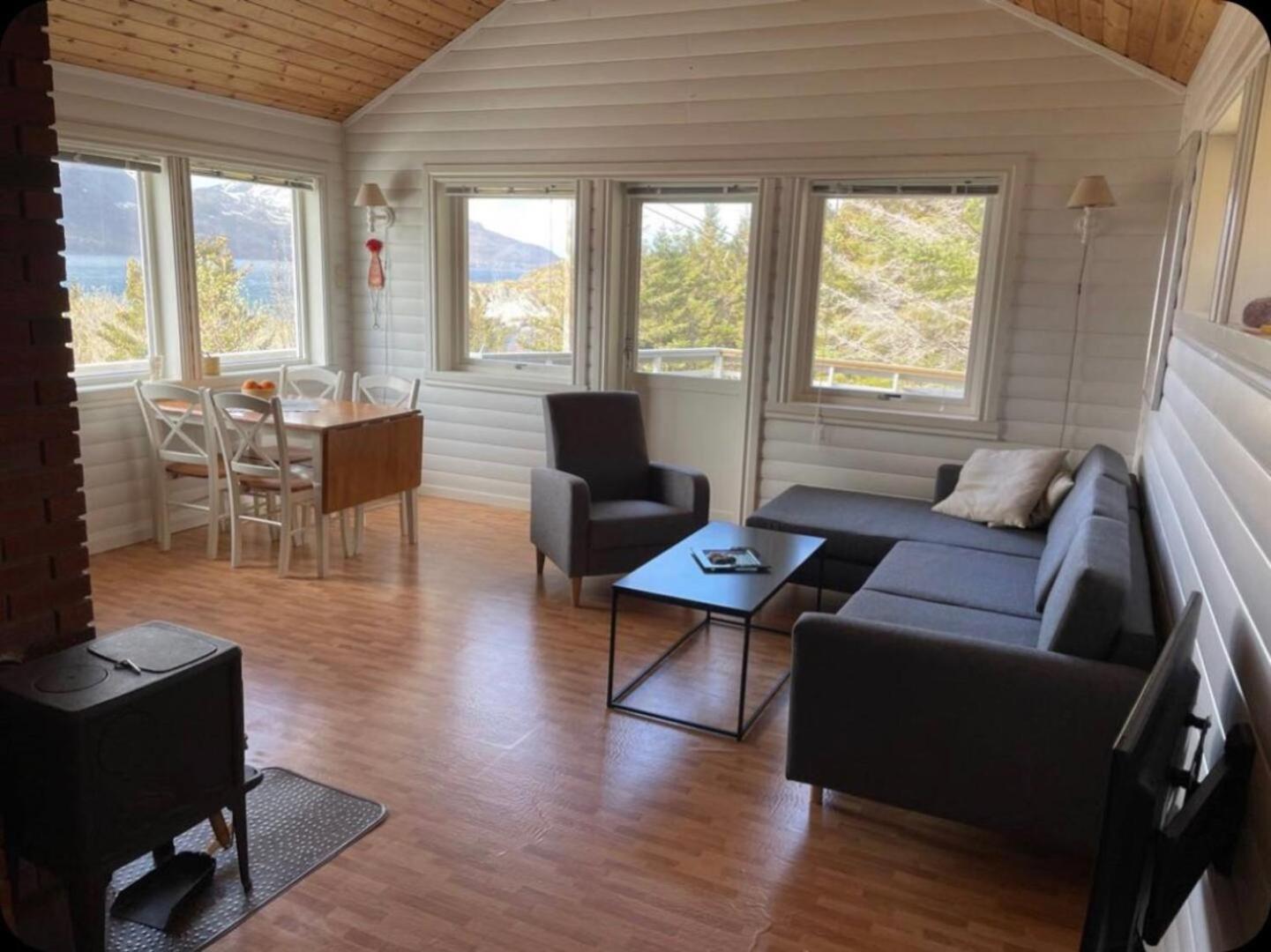 Vettinghytta, Close To The Sea With Amazing View. Holiday home Gravdal (Vestvagoy)